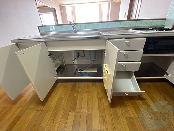 画像24:キッチン下の棚に台所用品や食器などを入れることができます