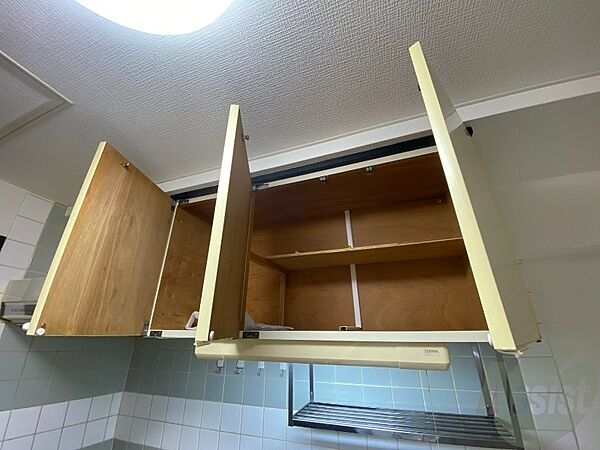 画像23:キッチン上の収納もたっぷり入るので、すっきり片付きます。