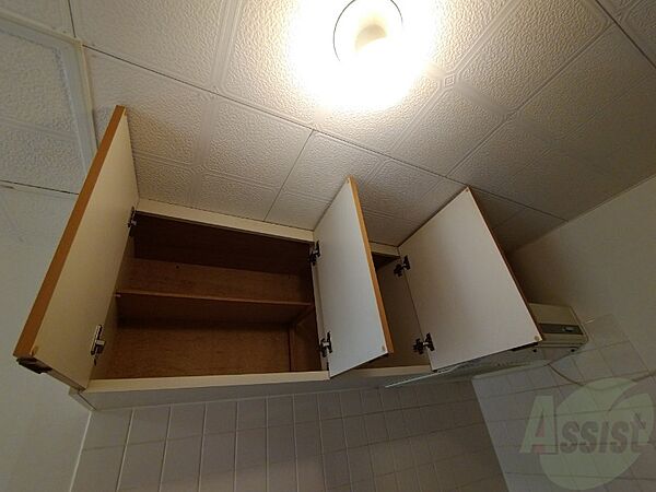 画像25:キッチンにも収納スペースがあり、食器の置き場に困りませんね。