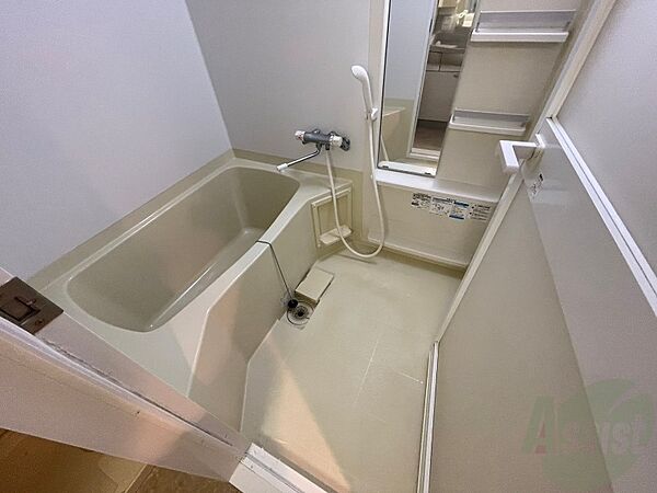 画像4:浴室です。鏡横の棚はソープ類や備品を置くのに便利。