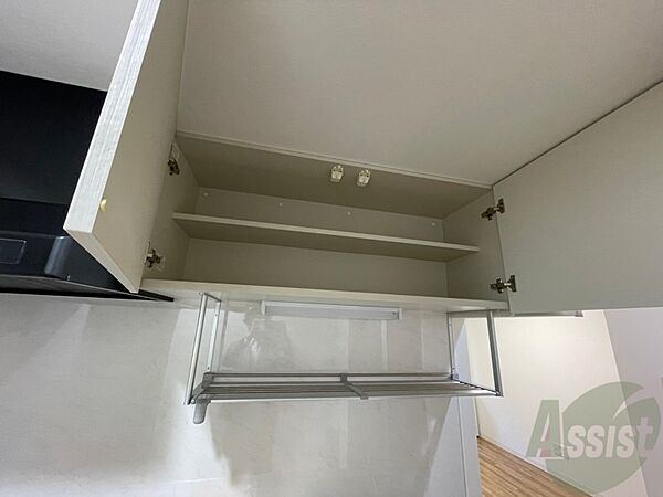 画像25:キッチン上部の棚に台所用品や食器などを入れることができます。