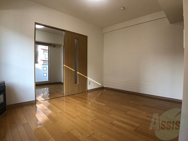 画像25:寝室の別角度です。床と建具が統一色でオシャレですね！！