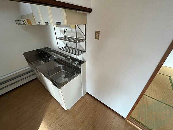 画像9:キッチン周りは意外と物が多いので棚があるといいですね。