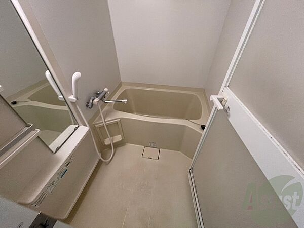 画像4:浴室です。鏡横の棚はソープ類や備品を置くのに便利。