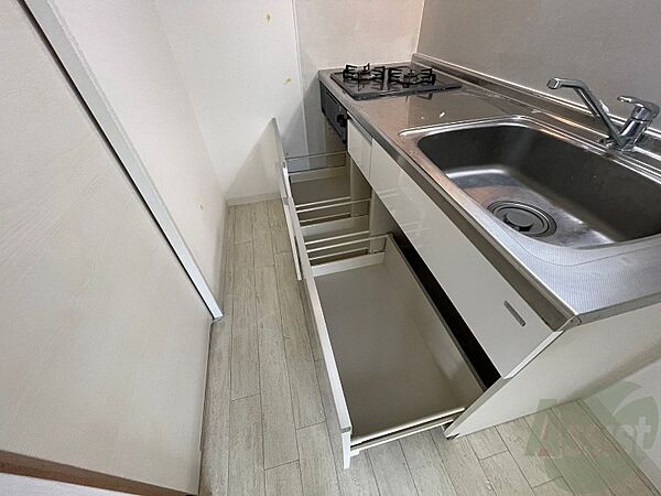 画像21:キッチンにも収納スペースがあり、食器の置き場に困りませんね。