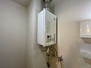 ガス給湯器です。操作しやすいパネルになってます。