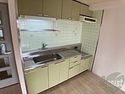 キッチンはスペースも広々していて使いやすそうですよ！