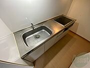 キッチン周りは意外と物が多いので棚があるといいですね。