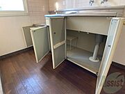 キッチン下のスペースも。食品ストックも入りますね。
