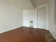 寝室はこちらです。光が差し込む、温かみのあるお部屋です。