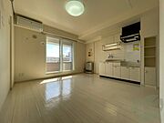 木目のフローリングが落ち着くお部屋ですね。