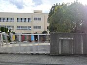 茨木市立穂積小学校 徒歩95分。 7570m