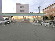 ファミリーマート茨木中央通店 徒歩2分。 140m