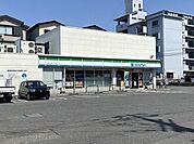 ファミリーマート東淀川大桐一丁目店 徒歩5分。 370m