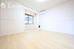 フラット・スリ− 102 1階1Kのリビング/ダイニング