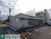 ファミリーマート江向町三丁目店 徒歩3分。 240m