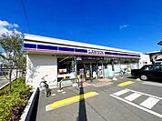 ローソン大船中学校南店 徒歩3分。 230m
