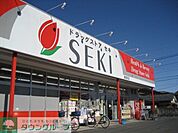 ドラッグストアセキ東間店 徒歩8分。 620m