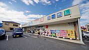 ウエルシア薬局東松山六軒町店 徒歩12分。ドラックストア 930m