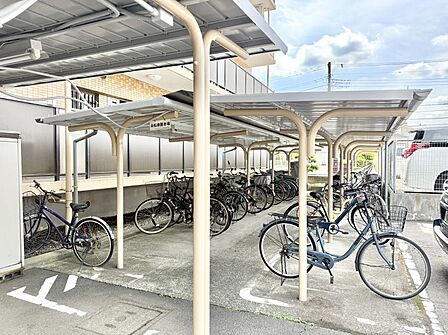 ■敷地内に駐輪場を完備しており、自転車の利用もスムーズです