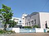 周辺：岡山市立操明小学校操明小学校は幼稚園と同一の建物内に配置され、廊下部分でつながっています。普通教室は、オープン形式となっておりオープンスペースとして 多目的に学習や遊びに活用できます。 930m