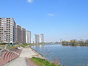 多摩川 徒歩20分。公園 1550m