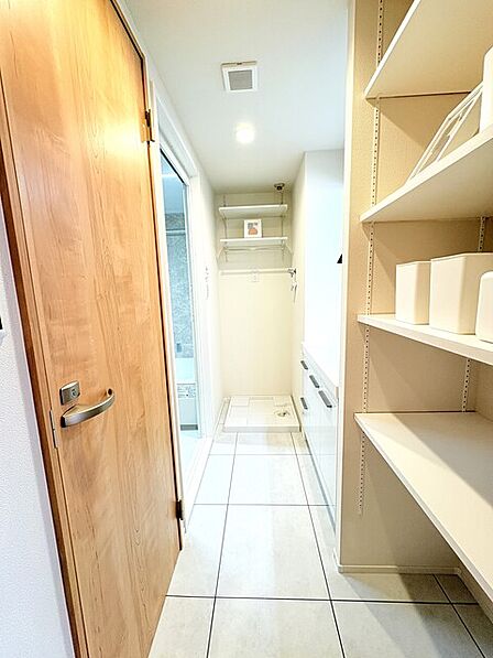 洗面室 トイレは左手前のドアです