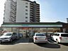 周辺：ファミリーマート／小倉北三萩野1丁目店 (111m)