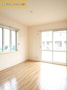 中部屋につき小窓なし