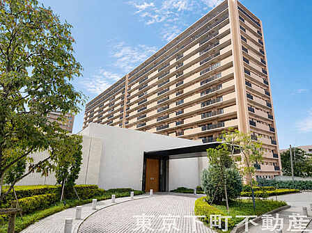 閑静な住宅街に佇むマンション。都会の喧騒から離れた穏やかな立地で、心安らぐ豊かな時間が流れます。