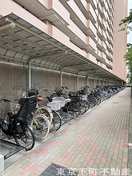 敷地内に駐輪場ございます。最新の空き状況は担当までお問い合わせください