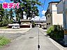 外観：前面道路は約5ｍの幅がありますので通行や駐車も安心です。