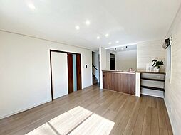 蒲郡市三谷北通六丁目　1号棟 4SLDKのリビング/ダイニング