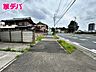 外観：前面8ｍ幅の道路に面しており、通行や駐車の際に余裕がある広さです。運転が苦手な方でもラクラク！  