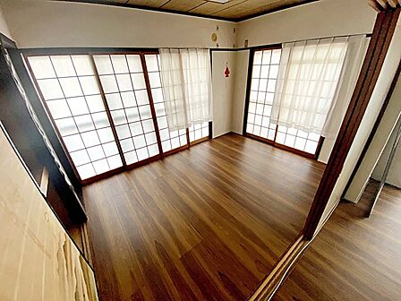 【洋室6帖】 お子様のお部屋は収納スペース付き。太陽の光もたくさん入って、明るいお部屋です。