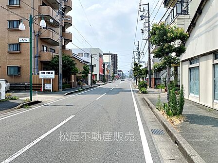 前面道路は広く、車のすれ違いもラクラク！