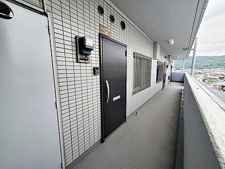 【玄関】 隣室と離れた位置に玄関ドアがあるので、プライバシーが守られます 