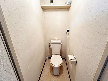 【トイレ】 上部には棚が設置されていますので、衛生用品の保管も出来ます。