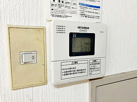 給湯機は浴室と台所にリモコンがあり、どちらからでも操作可能。呼出機能もついて便利