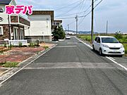 前面約7.8ｍ幅の道路に面しており、通行や駐車の際に余裕がある広さです。運転が苦手な方でもラクラク！ 