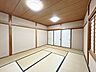 和室：【和室約10帖】 来客時の客間としても書斎としても使いやすい、落ち着いた雰囲気の独立和室です。収納スペースも備わっており、一つのお部屋として活用できるため、用途に応じて柔軟にお使いいただけます。 