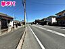 外観：前面道路は公道で、ゆとりある広さがあります。車同士のすれ違いや駐車時の切り返しもスムーズに行え、毎日の駐車やお出かけもらくらく。運転が苦手な方でもゆとりを持って出入りしやすい道路幅です。 