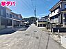 外観：静かな住宅街で車通りも比較的少なく、毎日の車の出し入れもスムーズ。駐車や切り返しもしやすく、ゆとりを持って運転できるので、毎日快適にお使いいただけます。 