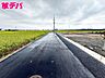 外観：前面道路は公道で、幅員約6ｍのゆとりある広さがあります。車同士のすれ違いや駐車時の切り返しもスムーズに行え、毎日の駐車やお出かけもらくらく。運転が苦手な方でもゆとりを持って出入りしやすい道路幅です。 