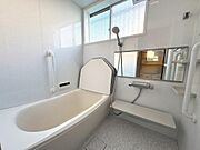 浴室乾燥暖房機付き！十分な広さで快適なバスタイムに。