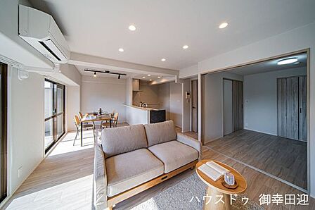 ■安らぎと笑顔の中心地■陽光が優しく降り注ぎ、会話が自然と弾む。ここでは、毎日が特別な時間へと変わります。