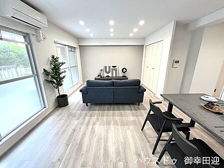 ■家族の笑顔が集う中心地■お気に入りの家具を迎え、窓からは心地の良い光が差し込みます。