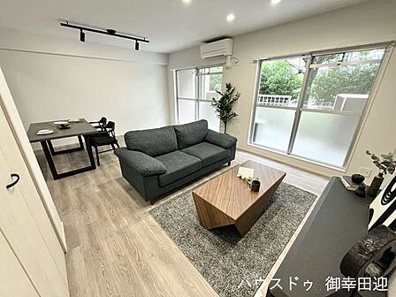 ■安らぎと笑顔の中心地■陽光が優しく降り注ぎ、会話が自然と弾む。ここでは、毎日が特別な時間へと変わります。