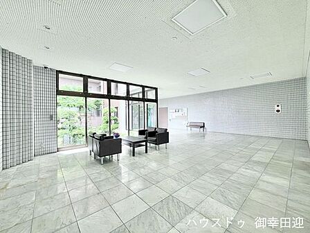 ■光が降り注ぐ中庭が見えるロビー■
