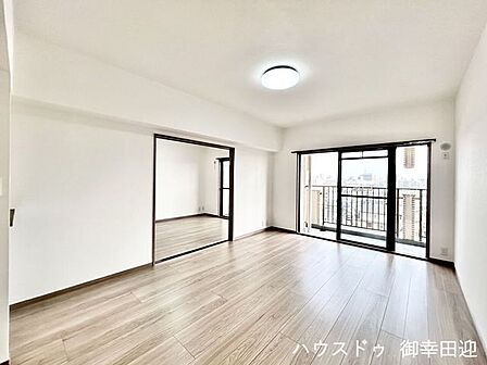 ■安らぎと笑顔の中心地■陽光が優しく降り注ぎ、会話が自然と弾む。ここでは、毎日が特別な時間へと変わります。